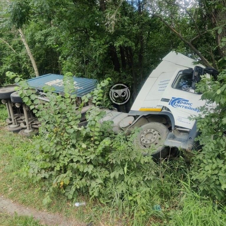 В Спасском районе перевернулась фура, пострадал водитель