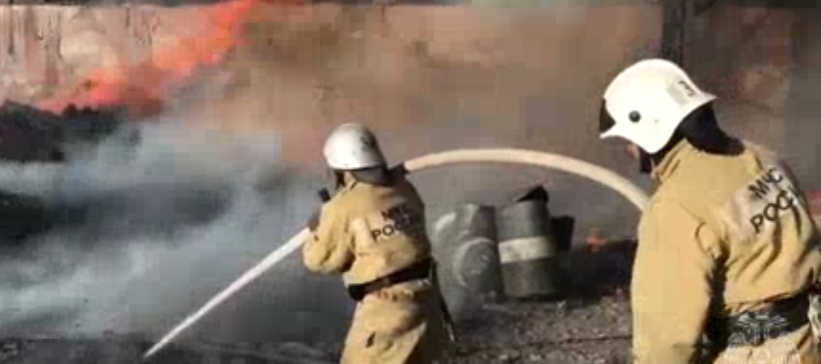 В Пензе горящий мусор и поддоны тушили 25 пожарных