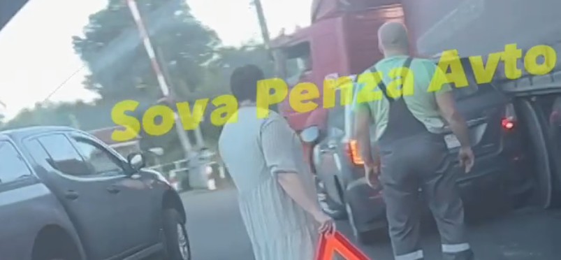 В Пензе на Ахунском переезде легковушка столкнулась с фурой