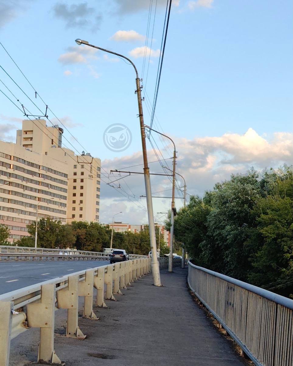 В Пензе на путепроводе столб может рухнуть на проезжую часть