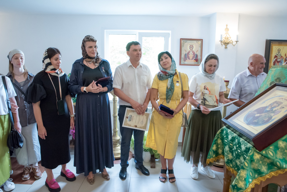 Ольга Изранова получила медаль от митрополита за помощь храму