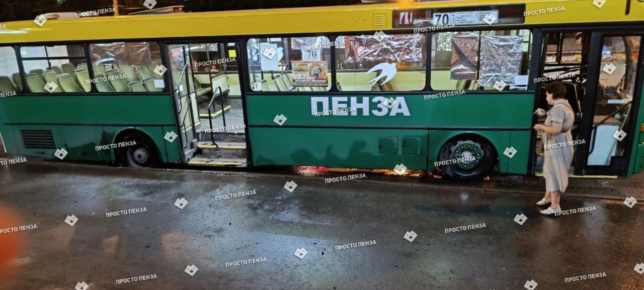 В Пензе автобус №70 провалился в яму