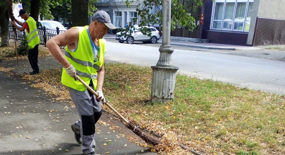 В Кузнецке продолжают вывозить мусор и убирать улицы