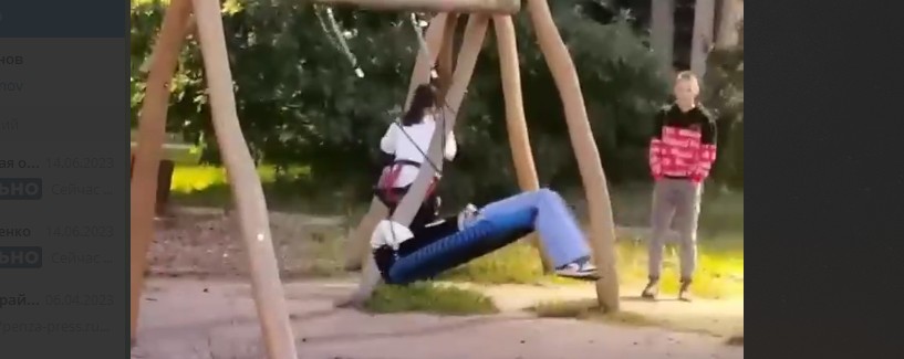 В Заречном подростки, ломающие качели в центральном парке, попали на видео