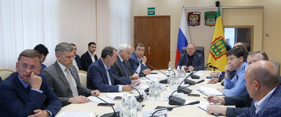 Олег Мельниченко рассказал, что школа в Колышлейском районе «утонула в чепыжнике»