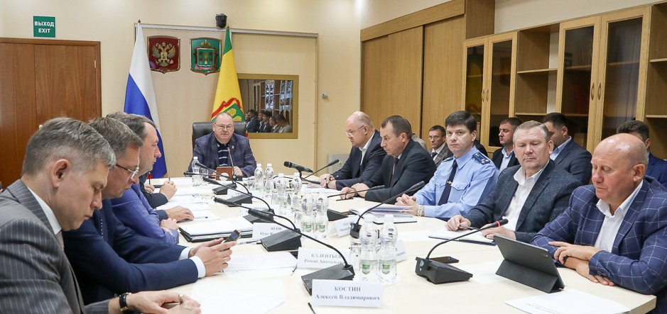 Олег Мельниченко поручил открыть межрайонный медцентр в Земетчинском районе весной 2024 года