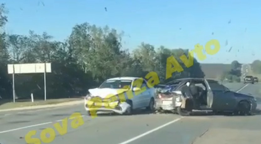 В Пензенской области легковушки сильно покорежило после столкновения