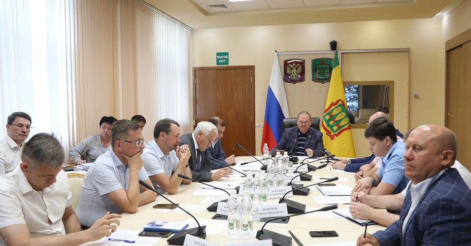 Олег Мельниченко поручил активнее восстанавливать разрушенный ураганом Никольск