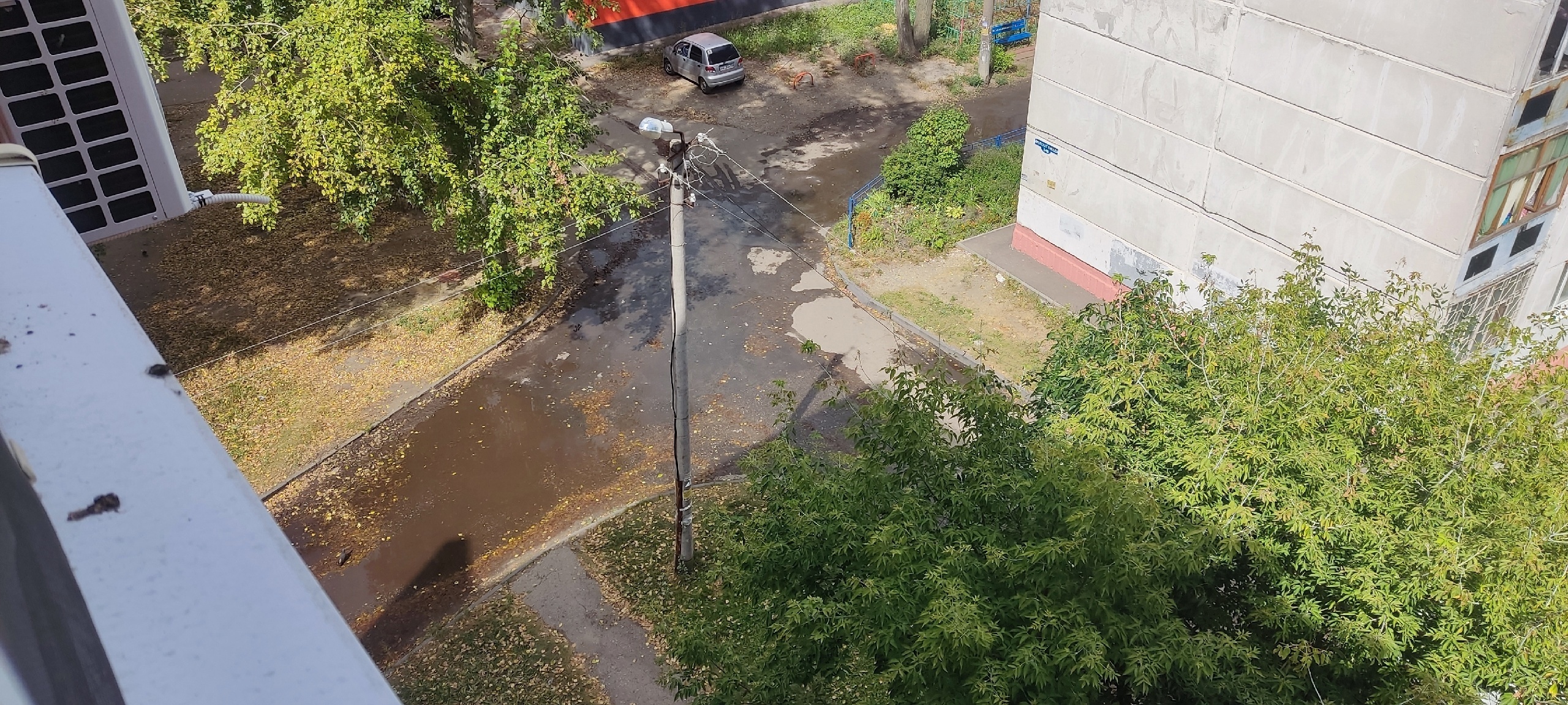 В Пензе на улице Рахманинова неделю не могут устранить течь