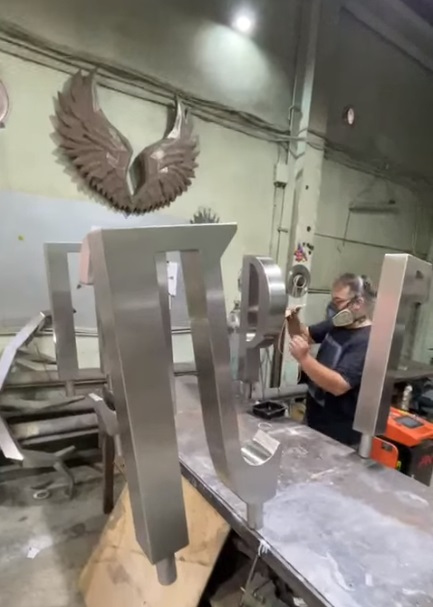 В Пензе приступили к обработке металлических букв названия парка Белинского