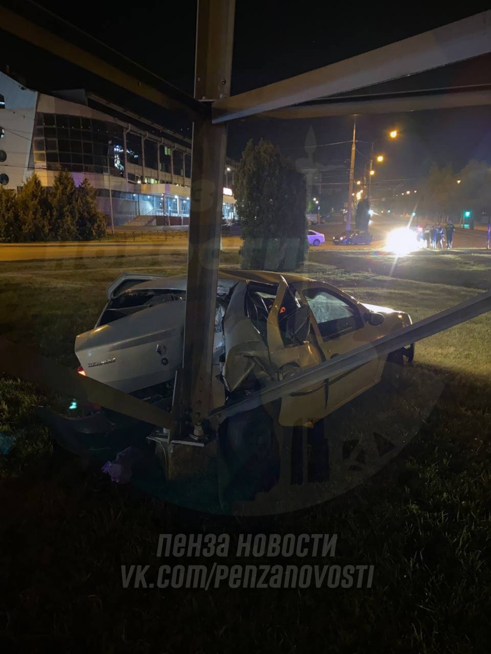 В Пензе около «Буртас» иномарка разбилась, уходя от погони