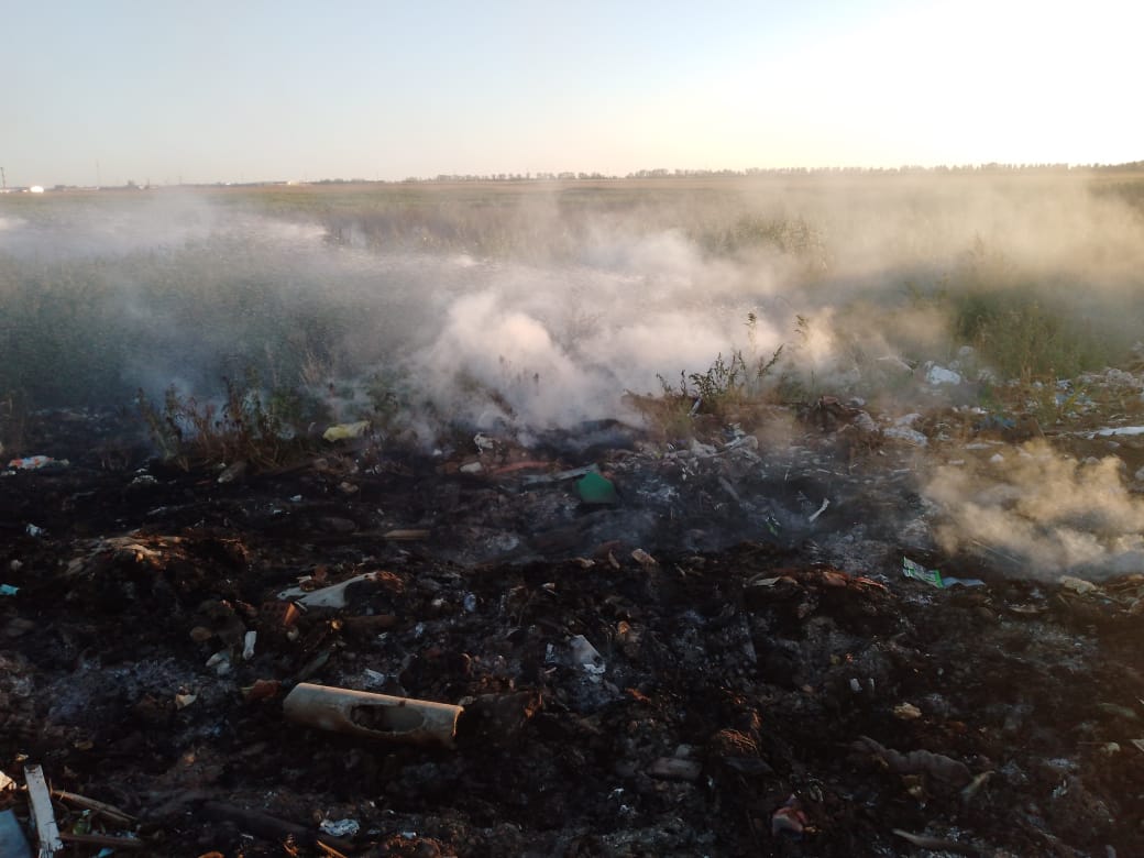 В Городищенском районе мусор загорелся на площади 300 квадратных метров
