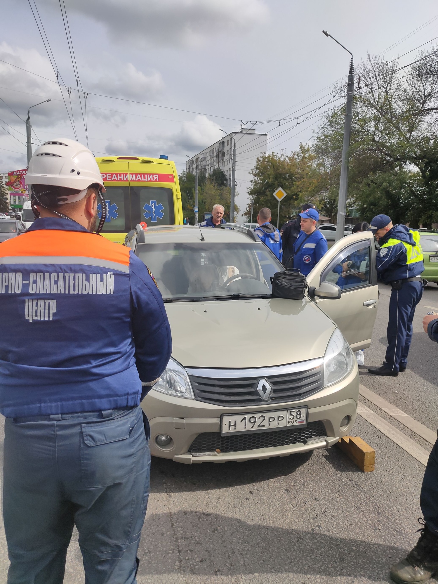 В Пензе спасатели вытащили водителя из покорёженного авто