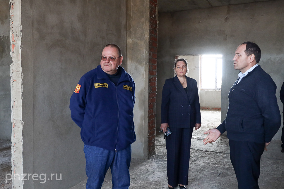 Олег Мельниченко посетил стройплощадку школы в Большом Вьясе