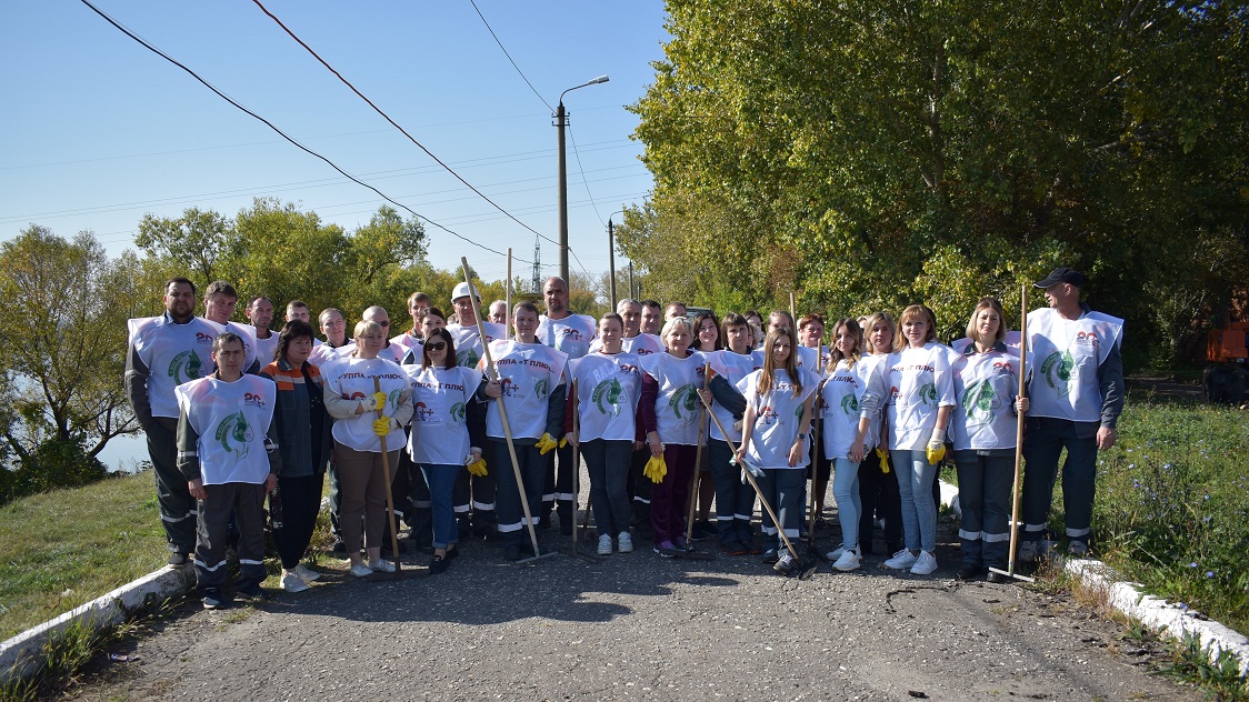 В Пензе сотрудники Т Плюс очистили от мусора берег реки Суры