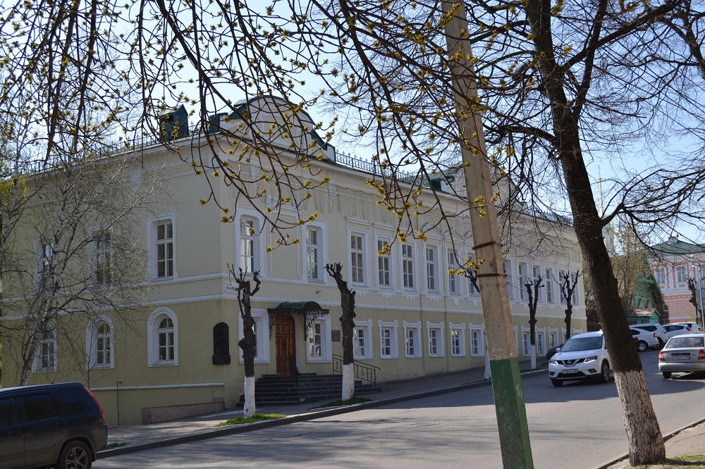 В Пензе неадекватный саратовец забрался на школьную крышу