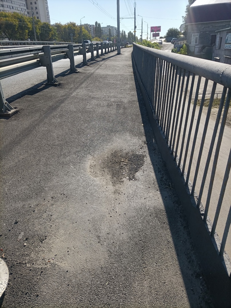 В Пензе на Арбековском путепроводе новому асфальту нужен ремонт