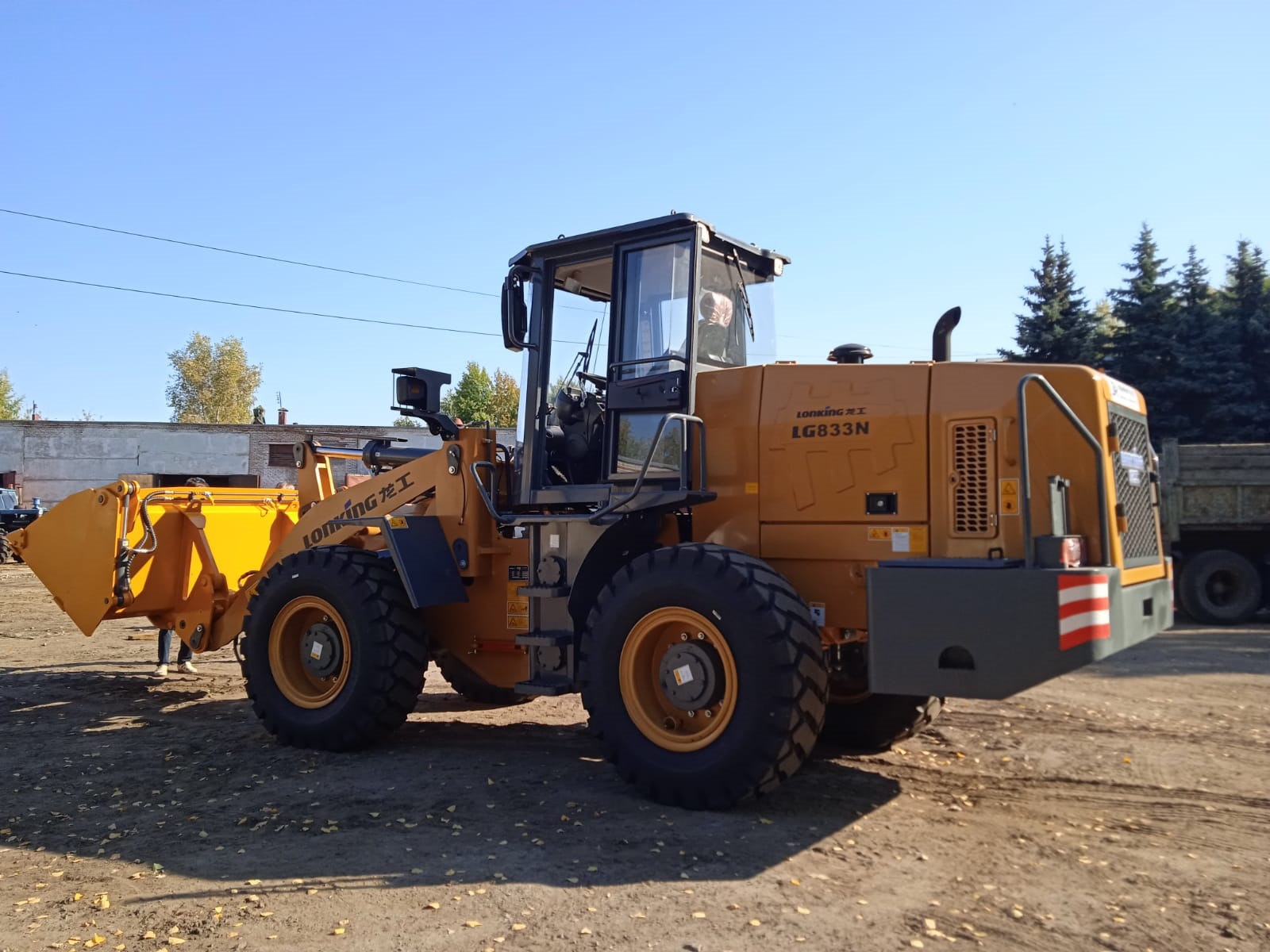 В Сердобск завезли тракторы и самосвалы