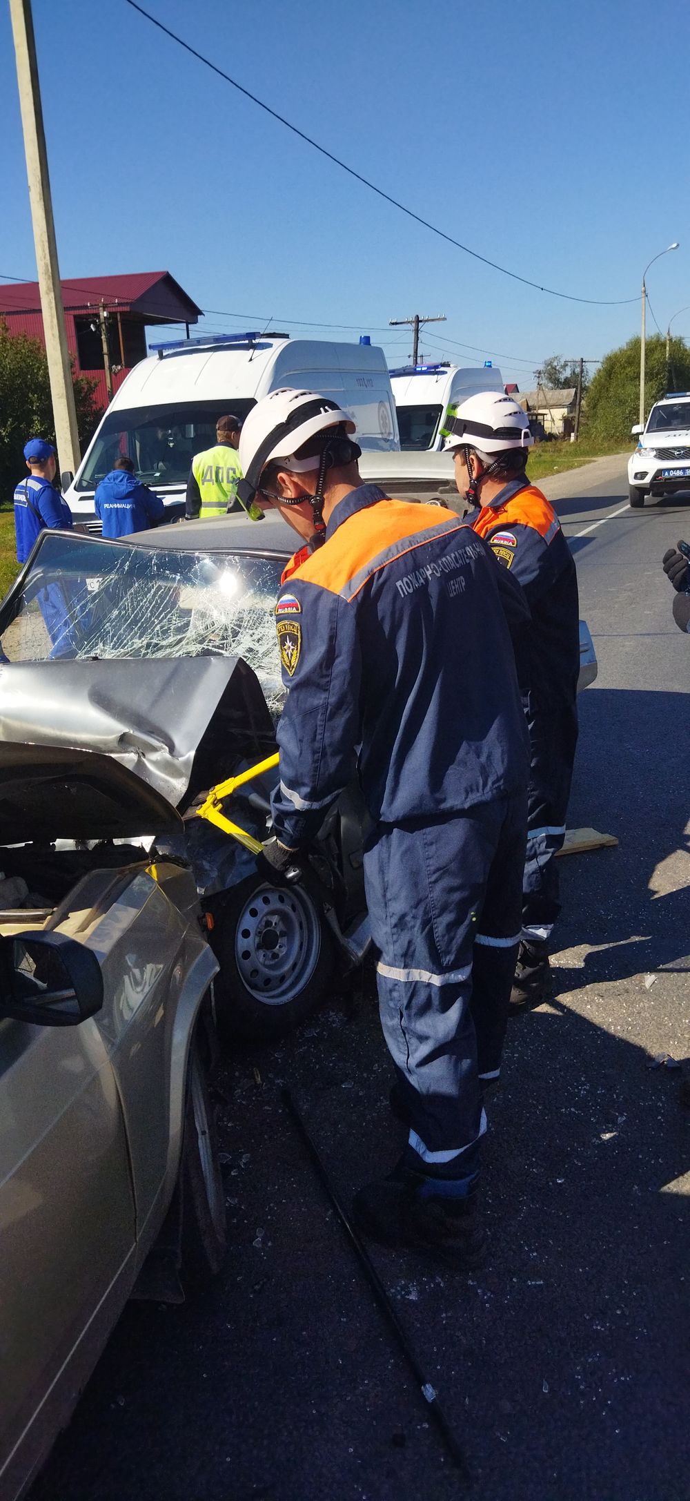 В Бессоновском районе спасатели достали из машины тело погибшего водителя