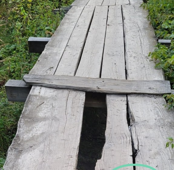 Деревянный пешеходный мост в Кузнецке отремонтируют до конца недели