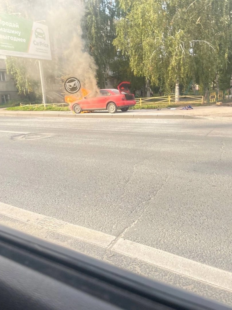 В центре Пензы на дороге сгорел автомобиль