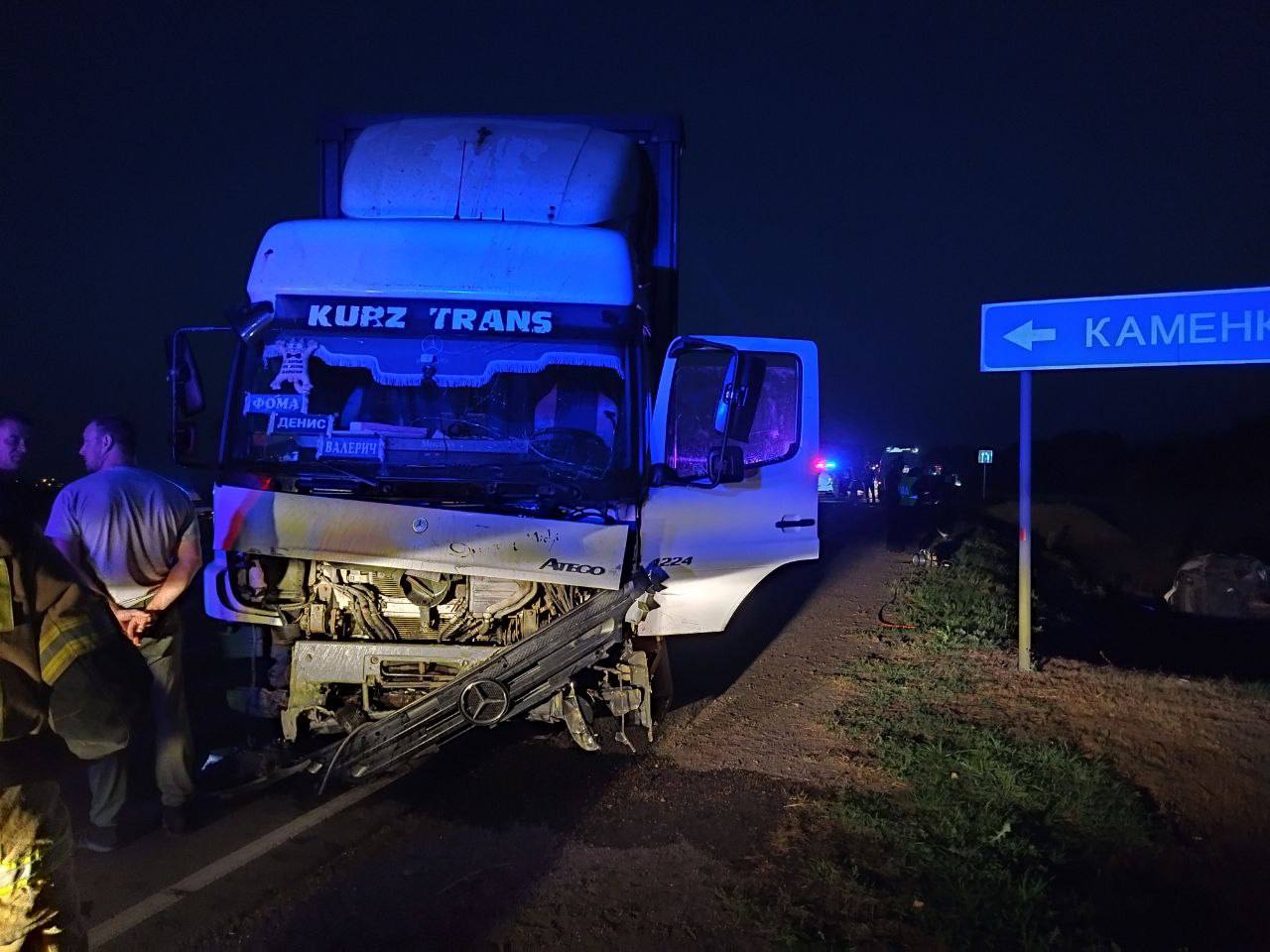 В Каменском районе при столкновении с фурой легковушка вылетела с трассы