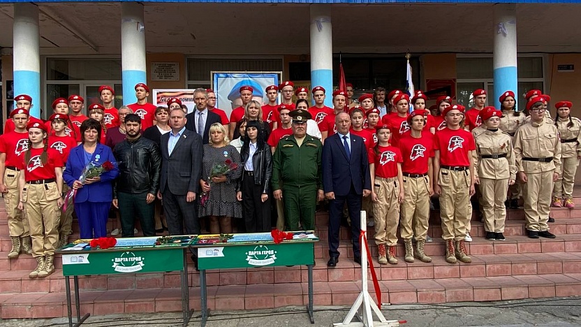 Владимир Вдонин принял участие в открытии парт Героев в школе села Вадинск