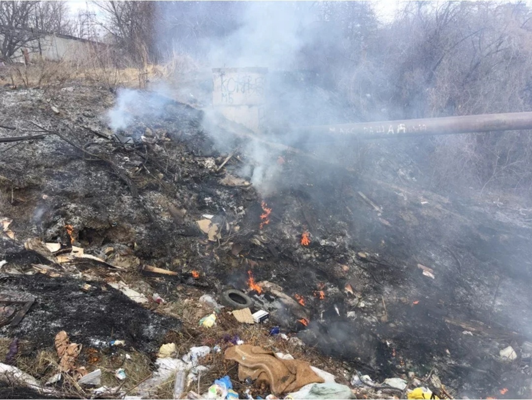 В Сурске пожарные потушили загоревшийся на улице мусор