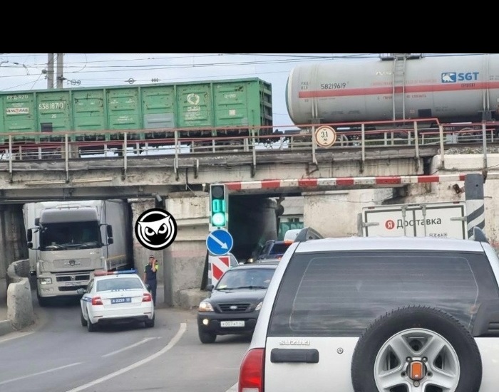 Под Бакунинским мостом в Пензе вновь застрял большегруз
