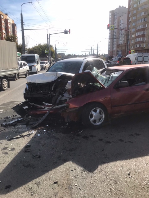 Появились фото с места жесткой аварии на улице Терновского, где пострадали дети