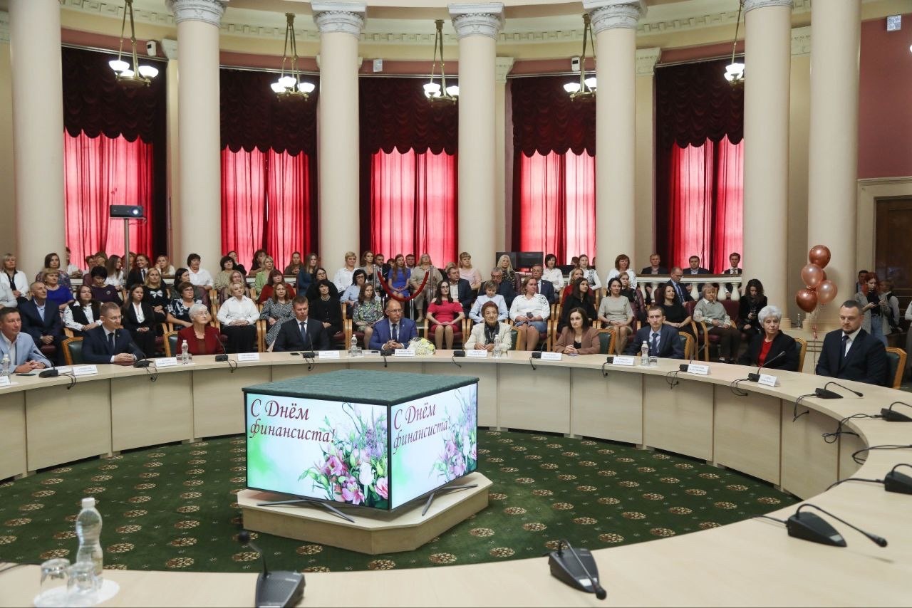 Олег Мельниченко вручил награды работникам финансовой сферы