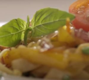 Готовим итальянскую пасту Примавера с куриным филе и брокколи