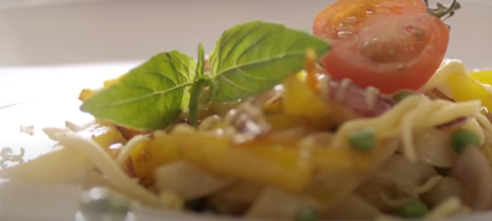 Готовим итальянскую пасту Примавера с куриным филе и брокколи