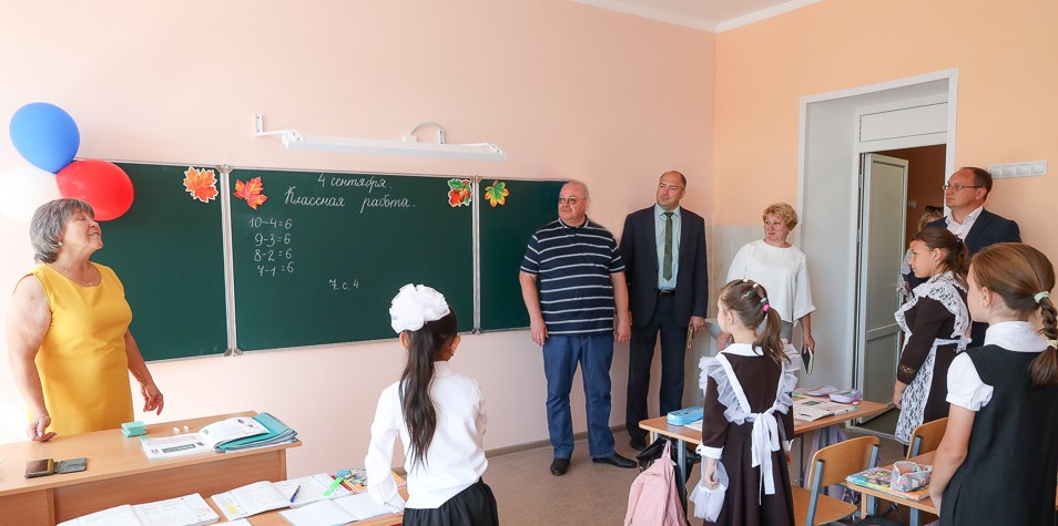 Олег Мельниченко проверил качество ремонта сельской школы в Шемышейском районе