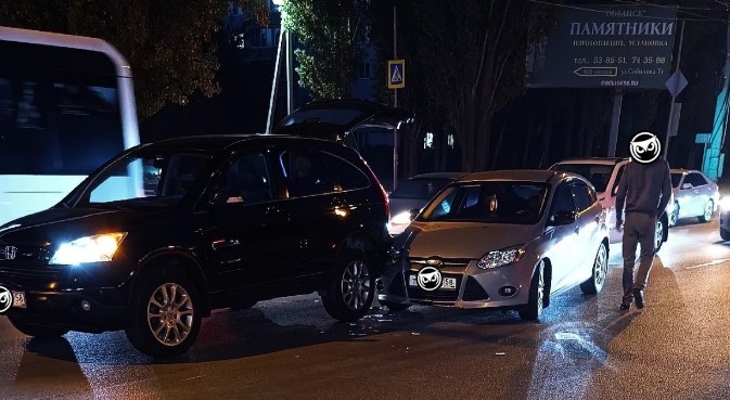 В Пензе на проспекте Строителей столкнулись две легковушки