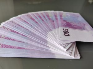 Банк России понизил курс евро на 1 рубль и 1 копейку