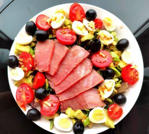 Салат с тунцом и авокадо