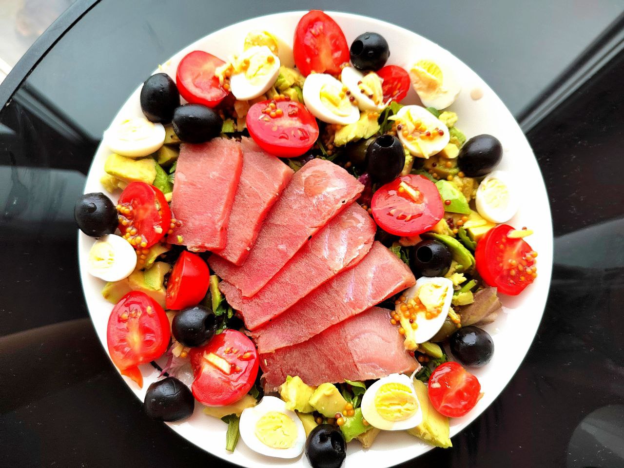 Салат с тунцом и авокадо