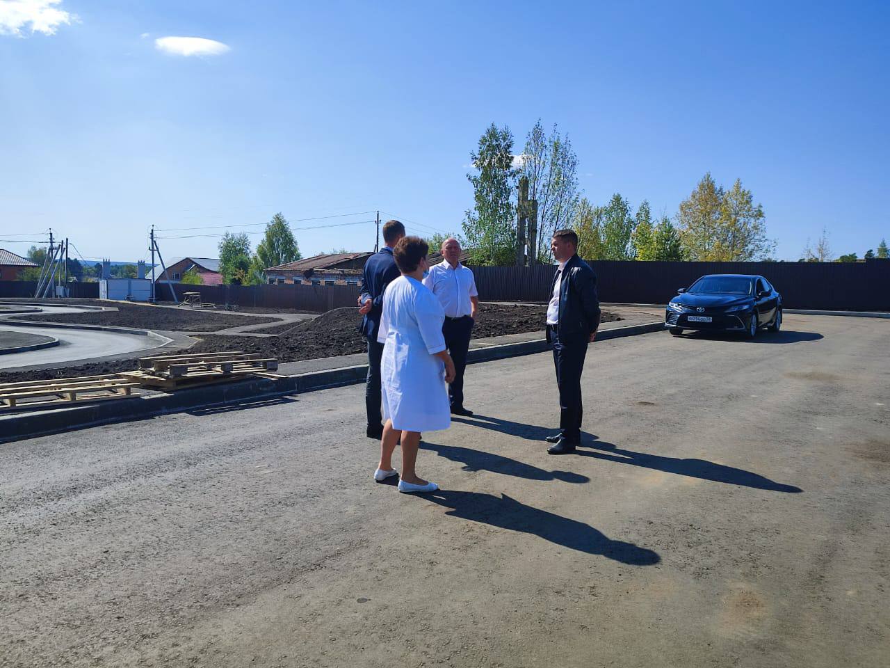 Вячеслав Космачев поручил озеленить территорию больницы в Чаадаевке