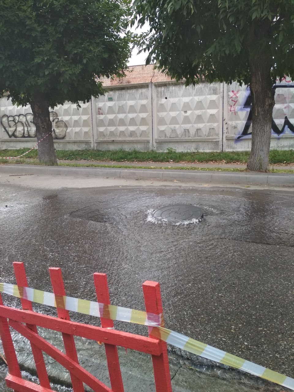 В Пензе на улице Краснова несколько дней идёт потоп