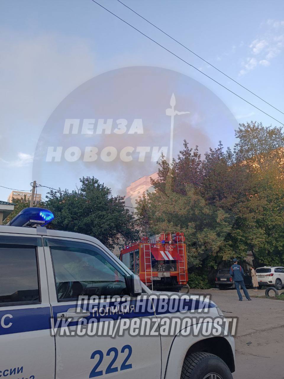 В Пензе 12 человек тушили расселенный дом