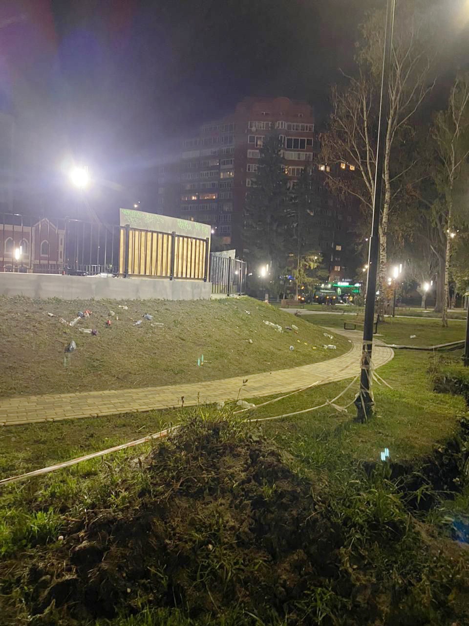 Жители Пензы за один вечер сумели превратить набережную в помойку