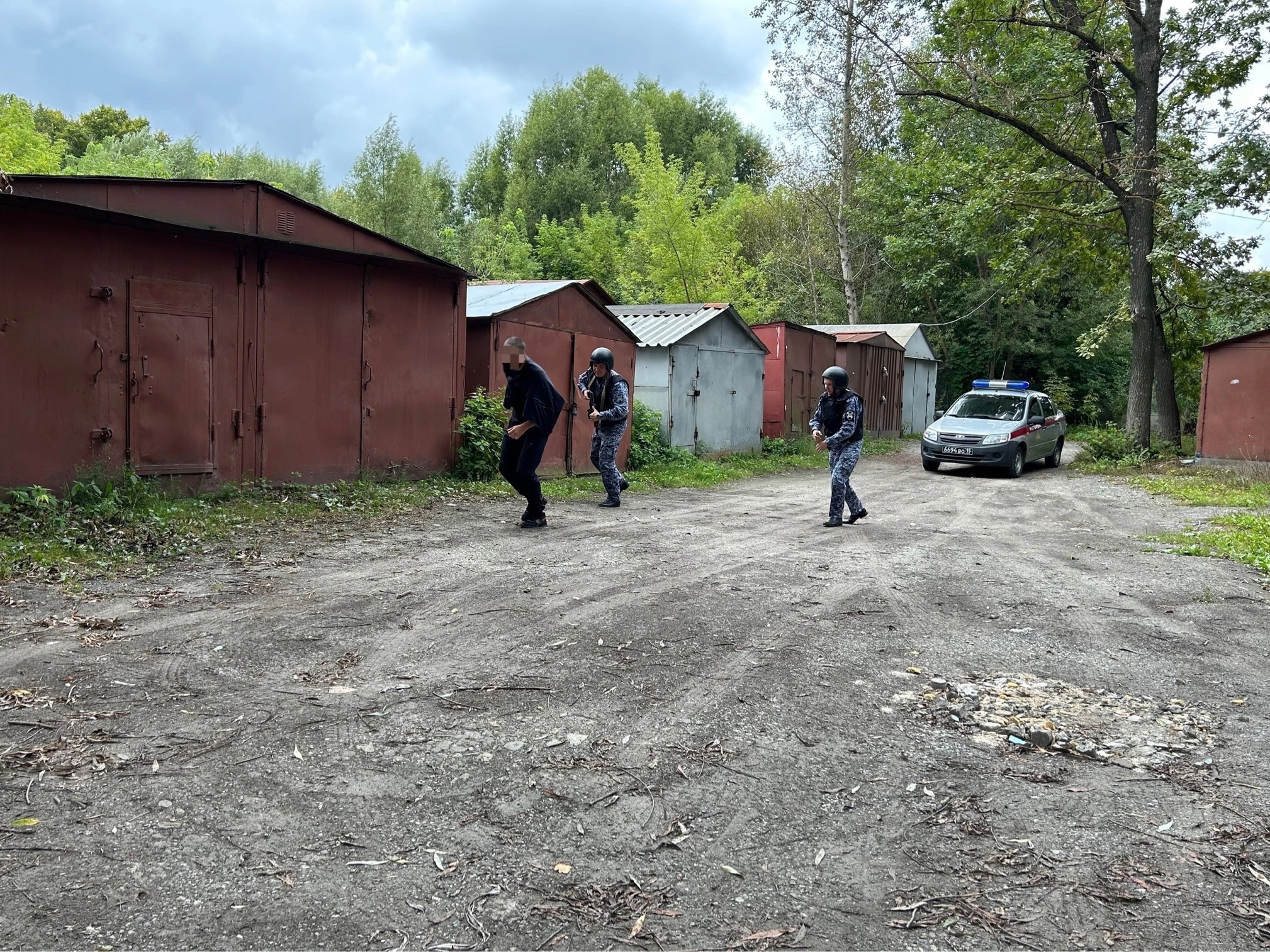 В Пензе на улице Антонова мужчина украл мангал у зазевавшегося владельца гаража