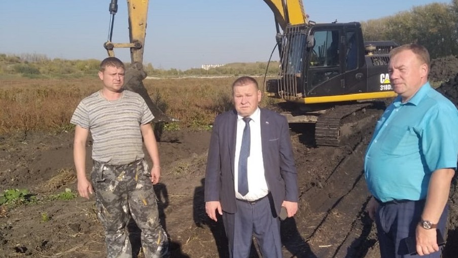 В Пензе продолжают расчищать пруд у городской больницы №6