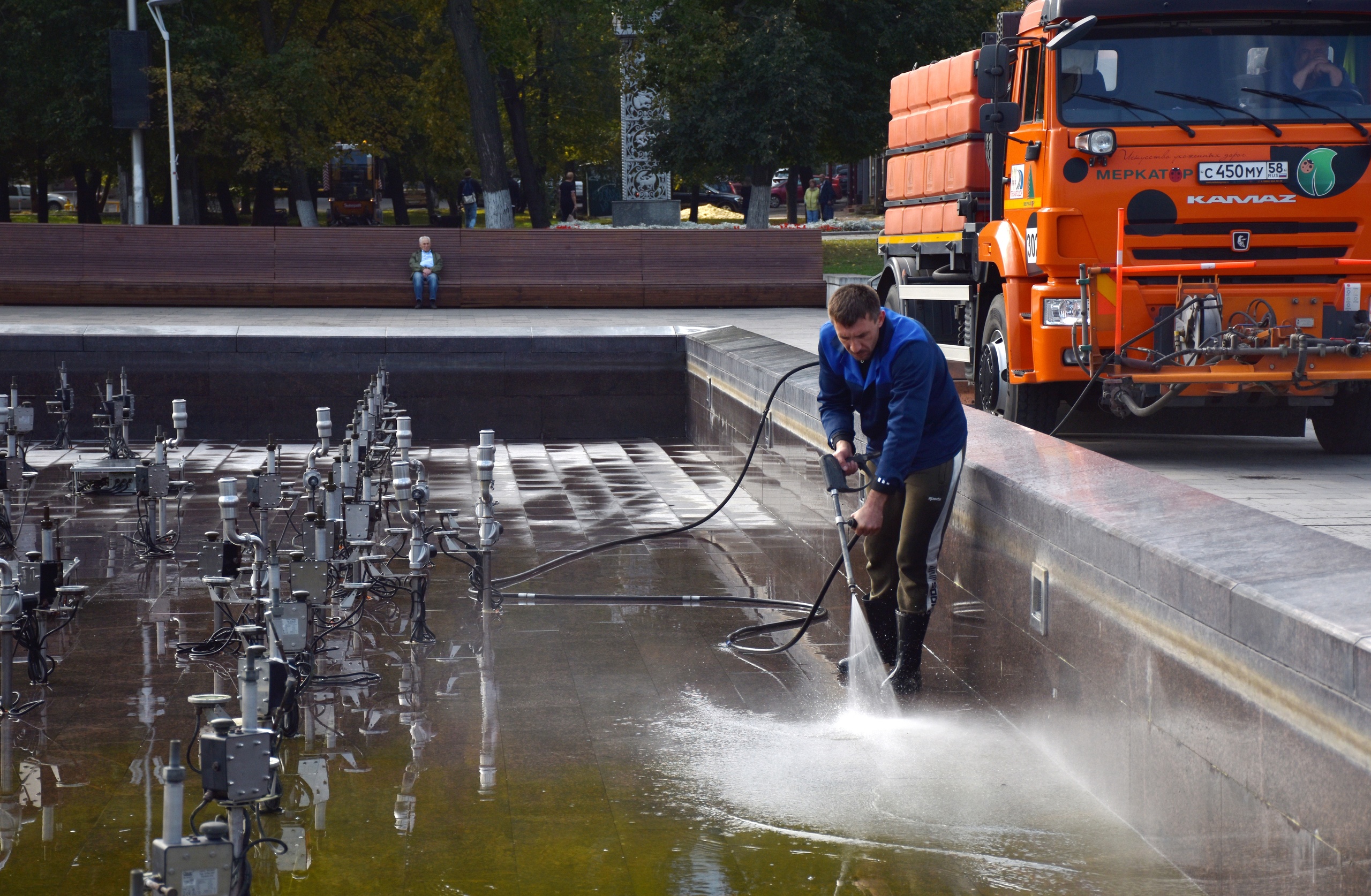 В Пензе начали консервировать фонтан на Московской улице