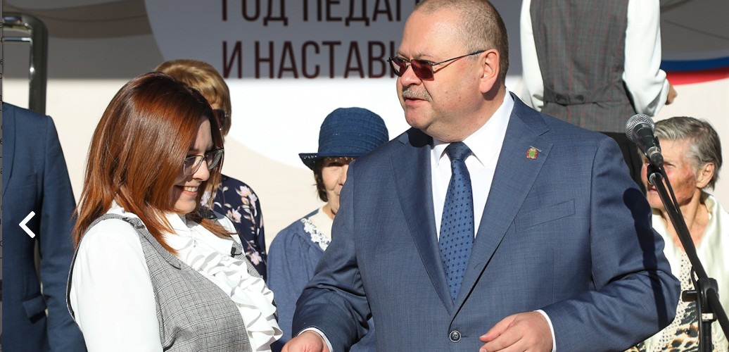 Олег Мельниченко вручил ключи от нового школьного автобуса для лицея №14