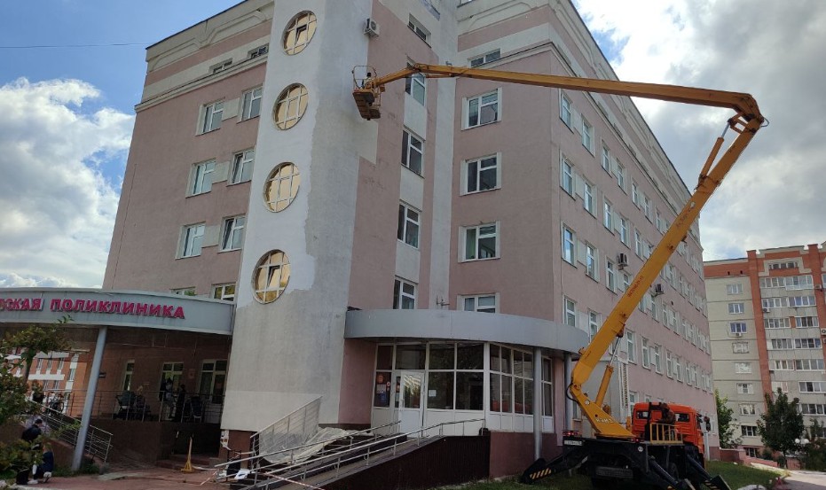 В Пензе обновляют фасад детской городской поликлиники