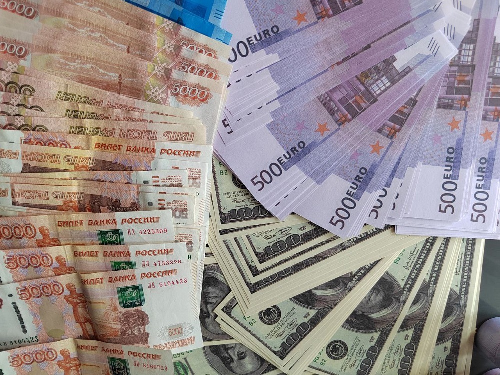 Банк России повысил курс доллара 27 сентября