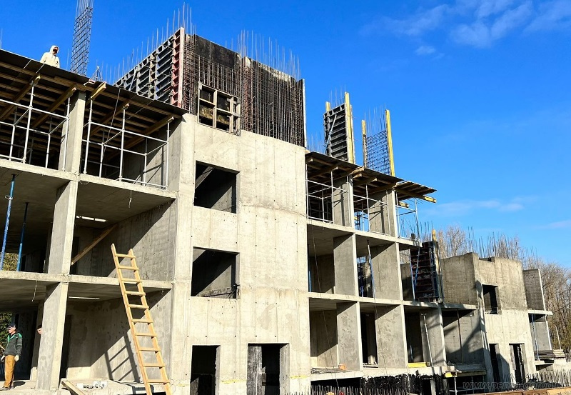 Стало известно, на каком этапе находится строительство домов для переселенцев в Заре