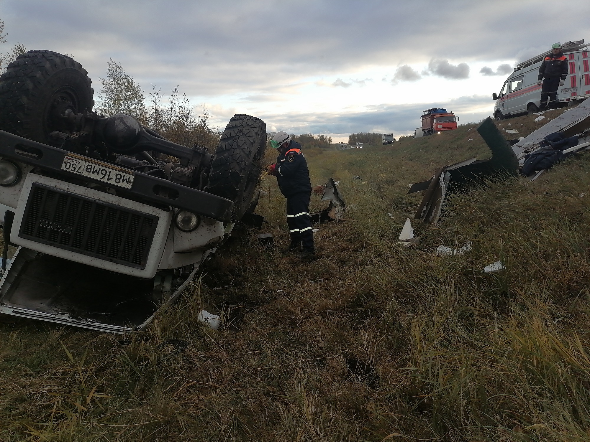 В Пензенском районе медики достали тело погибшего из покореженного авто